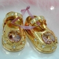 Preview: Tischdekoration 1 Paar Babyschuhe 52x27mm mit rosa Glas-Steinen