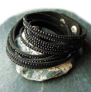 Armband schwarzes Velourleder Kristall Jet