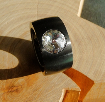 Ring aus Edelstahl schwarz 14 mm mit Kristall Steinen nach Wahl