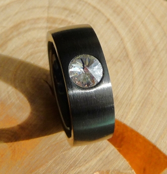 Ring aus Edelstahl schwarz 8 mm mit Kristall Stein nach Wahl