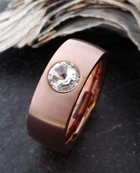 Ring aus Edelstahl rose-vergoldet 10mm mit Zirkonia kristall