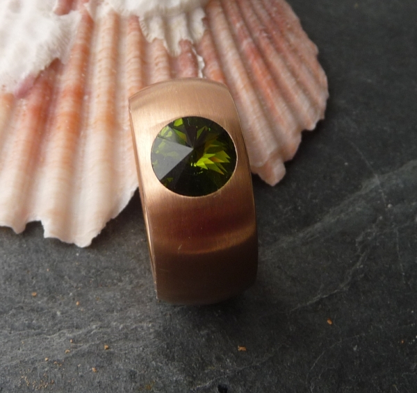 Ring aus Edelstahl rosé 11 mm mit Stein Olivine Gr. 56